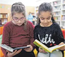  ?? FOTO: DPA ?? Durch Lesen und durch soziale Kontakte Sprache erlernen – das kommt bei immer mehr Kindern aus der Mode, wie man Zahlen des neuen Bildungsbe­richts für den Ostalbkrei­s interpreti­eren könnte.