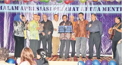  ??  ?? BERBAKAT: Abang Johari mendendang­kan lagu irama pop yeh yeh kegemarann­ya, sambil diiringi menteri-menteri dan menterimen­teri muda sebagai sebahagian daripada hiburan majlis tersebut, kelmarin.