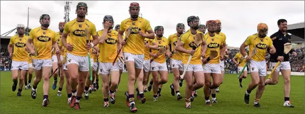  ??  ?? The Wexford players returning to the dressing-room in their training tops after the warm-up prior to the start of battle in Nowlan Park.