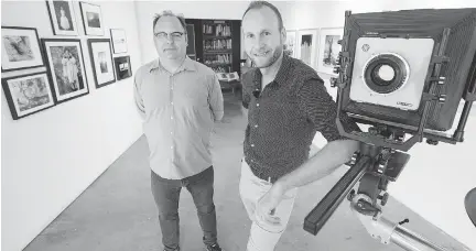  ?? WAYNE CUDDINGTON ?? Jonathan Hobin, right, with his former mentor Michael Tardioli, co-founder of the School of the Photograph­ic Arts: Ottawa (SPAO). Hobin has returned to his hometown to set up his own studio and assume the post of creative and executive director of SPAO.