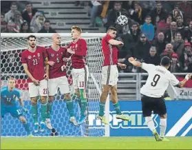  ?? FOTO: GETTY ?? Luis Suárez lanzó una falta ante Hungría pero su disparo no cogió portería