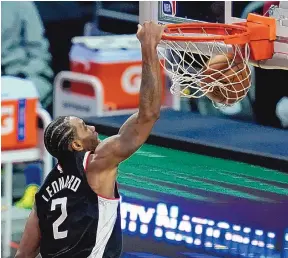  ?? ASHLEY LANDIS/ASSOCIATED PRESS ?? Los Angeles Clippers forward Kawhi Leonard (2) dunks the ball during the third quarter of Sunday’s victory over the Oklahoma City Thunder. Leonard finished with 34 points.