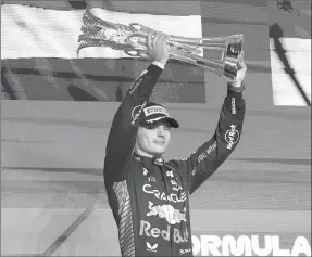  ?? EFE ?? El piloto neerlandés Max Verstappen, con el trofeo de ganador en el circuito urbano de Yeda. /