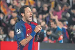  ?? FOTO: P. MORATA ?? Neymar enseña el escudo del Barça al Camp Nou el día del 6-1 al PSG