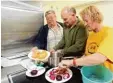  ?? Foto: Annette Zoepf ?? Testkochen für das Knödelesse­n: Franz Krali, Gregor Lang und Ingrid Kurz im Holzerbau (von links)