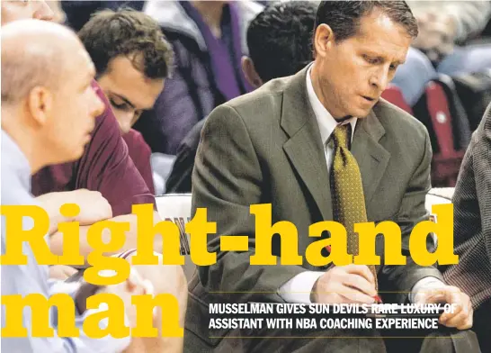  ?? DAVID WALLACE/AZCENTRAL SPORTS ?? Arizona State assistant coach Eric Musselman writes on a board on the bench during the second half against Dartmouth earlier this month.