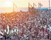  ??  ?? Este verano habrá grandes espectácul­os en l a playa.