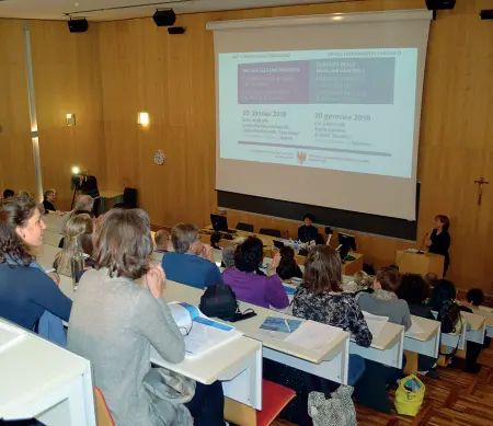  ??  ?? Formazione Qui sopra, la platea al convegno di medicina generale. A destra, in alto, il medico di Laives Enzo Bertamini