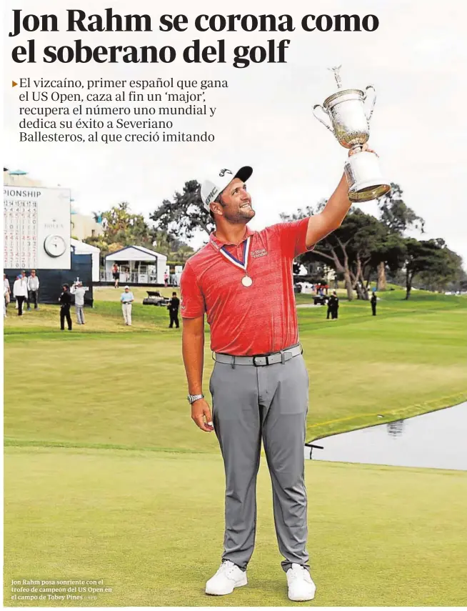  ?? // EFE ?? Jon Rahm posa sonriente con el trofeo de campeón del US Open en el campo de Tobey Pines