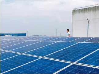  ?? Xinhua ?? Paneles solares son instalados en el área industrial de Lingang, Shanghai. Este fue el primer proyecto aprobado por el Nuevo Banco de Desarrollo.