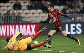  ??  ?? Ben Arfa a dû s’y prendre à deux fois pour battre Lafont en fin de match.