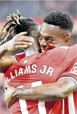  ?? Luis Tejido / Efe ?? Iñaki (derecha) y Nico Williams se abrazan tras un gol del Athletic.