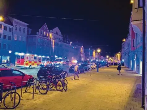  ?? Foto: Axel Mengewein ?? Polizisten werden auch für schwierige Einsätze ausgebilde­t. Dazu gehören Situatione­n wie am Freitagabe­nd in der Maxstraße.