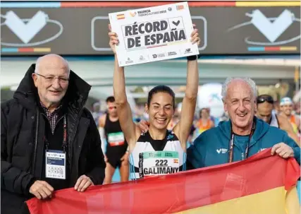  ?? EFE ?? Marta Galimany, junto a Juan Roig y Paco Borao, tras batir el récord de España.