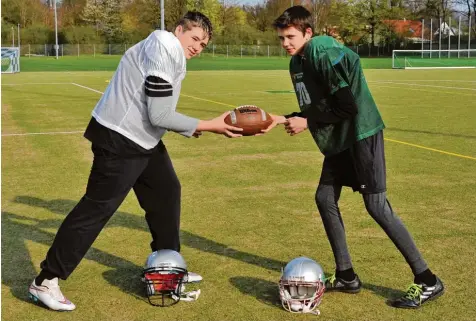  ?? Foto: Thorsten Jordan ?? Fabian Gruber (links) und Linus Olbrich haben schon einige Sportarten ausprobier­t, ehe sie Football für sich entdeckt haben. Vor allem für Fabian hat sich der Sport bereits sehr positiv ausgewirkt.