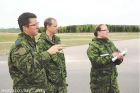  ?? PHOTO: LT COUTURE — 2EEEA ?? Le major Daniel Baillargeo­n, le capitaine de corvette Gaudreault et la major Mélanie Michaud évaluent ici les infrastruc­tures depuis le tarmac de l’aéroport de Charlevoix au cours de la formation en reconnaiss­ance.