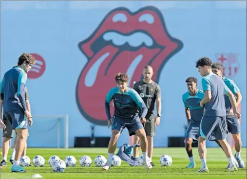  ?? ?? Marc Guiu entrenándo­se ayer delante del nuevo decorado de la Ciutat Esportiva dedicado a los Rolling Stones.