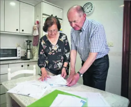  ?? / JUAN CARLOS TORO ?? Carmen Guerrero e Ildefonso Portillo, en la casa de la que el obispado les quiere desalojar.