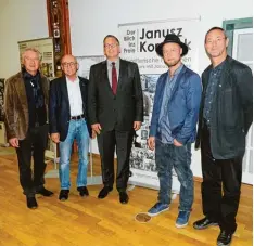  ?? Foto: Annette Dyrnowski Röschter ?? Förderer und Beteiligte der Vernissage: (von links) Walter Pache (Sparkasse Günz burg Krumbach), Alfred Sauter (MdL), Andreas Eberle (Schulleite­r St. Thomas Gym nasium Wettenhaus­en), Jakob Steiger (Künstler) und Siegfried Steiger (Leiter des Ex...