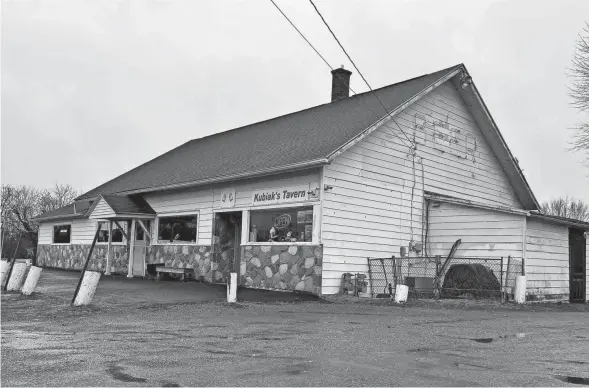 ?? PHOTOS BY ED SEMMLER/SOUTH BEND TRIBUNE ?? Kubiak’s Tavern at 319 Stateline Road in Niles Township recently marked its 90th anniversar­y. It’s reportedly the oldest tavern in Michigan owned by the same family.