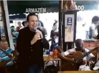  ?? Reprodução ?? O prefeito Eduardo Paes canta em roda de samba em imagem publicada pelo vereador Carlos Bolsonaro