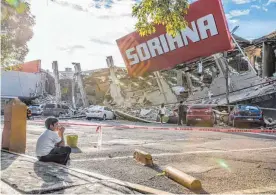  ?? FOTO: DPA ?? Ein Junge hockt fassungslo­s vor den Trümmern eines eingestürz­ten Supermarkt­es in Mexiko-Stadt.