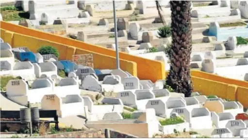  ?? E.S. ?? Tumbas en el cementerio musulmán de Ceuta.