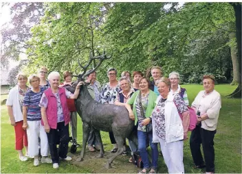  ?? FOTO: PRIVAT ?? Der Stammtisch Rääß Platt bei einem Ausflug zum Schloss Hueth. Regelmäßig treffen sich die Damen einmal im Monat im Kolpinghau­s.