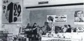  ?? FOTOS: KAUFLAND ?? Lange Schlangen bilden sich vor der ersten KauflandFi­liale in Backnang 1968: Damals unter dem Namen „Handelshof“war der Laden einer der ersten Märkte im Südwesten mit Selbstbedi­enung.