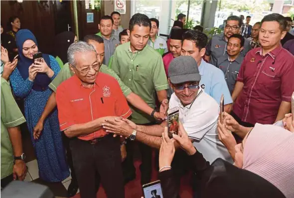  ?? BERNAMA PIC ?? Prime Minister Tun Dr Mahathir Mohamad greeting people at the 29th annual general meeting of Koperasi Pembanguna­n Daerah Langkawi in Kuah yesterday.