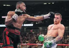  ??  ?? > Canelo elude la zurda del estadounid­ense Jacobs.