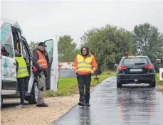  ?? FOTO: THERESA SCHIFFL ?? Das Fahrzeug von Otmar Schanz und Co-Pilot Andreas Bückle, hier am Start der ersten Rennstreck­e, ist das letzte, das vor dem Start die Strecken abfährt.