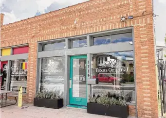  ?? Evan MacDonald / Staff ?? Texas Original has opened Houston’s first permanent medical marijuana pickup location. The location on Houston Avenue offers a range of cannabis products.