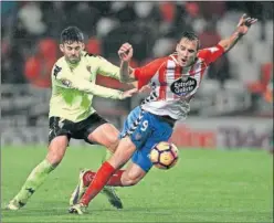  ??  ?? DOMINIO. Un defensa del Córdoba, superado, hace falta a Caballero.