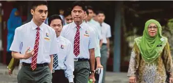  ?? ?? PELAJAR beratur memasuki dewan peperiksaa­n untuk menduduki SPM di SMK Dato' Ahmad Maher, Kota Bharu, semalam. - Gambar NSTP/NIK ABDULLAH NIK OMAR