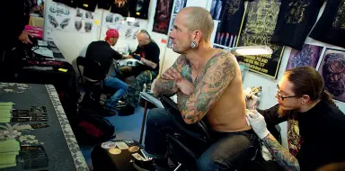  ??  ?? I maggiori tatuatori d’Italia (e non solo) si danno appuntamen­to a Mestre per la «Venezia Internatio­nal Tattoo Convention»