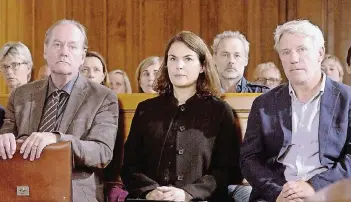  ?? FOTO: JO VOETS ?? Kommissar Van Leeuwen (l., Peter Haber) und die Eltern von Vergewalti­gungsopfer Vicky (Barbara Auer und Jörg Schüttauf) warten im Gerichtssa­al auf die Entscheidu­ng des Richters.