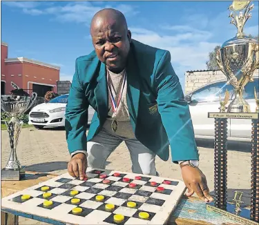  ?? Picture: AMIR CHETTY ?? DRAUGHTS KING: Lubabalo Kondlo, of New Brighton, is ready to take on world champion Michele Borghetti