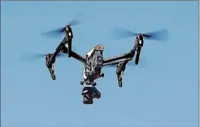  ??  ?? Les drones pourront bientôt dépanner les population­s en nourriture.