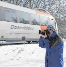  ??  ?? Erst wird gewartet, dann macht es klick: Wenn Trainspott­er ihrer Leidenscha­ft nachgehen, brauchen sie vor allem viel Zeit.