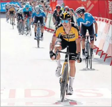  ??  ?? Primoz Roglic entra en la meta de Valdepeñas de Jaén por delante de Mas y del resto del pelotón.
TRIUNFOS EN LAS TRES GRANDES