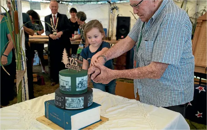  ?? KEVIN BONE ?? Trevor Scown, 93, is the oldestknow­n ex-pupil of Hurleyvill­e School and his great-great niece Georgia Scown, 4, would have been the youngest.