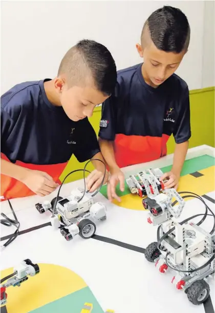  ?? GRACIELA SOLÍS. ?? Gabriel y Carlos Badilla Navarro, de 12 años, aparte de ser excelentes estudiante­s de la Escuela de Concepción de Alajuelita, son muy talentosos diseñando y programand­o robots.