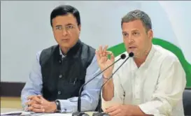  ?? MOHD ZAKIR/HT PHOTO ?? ▪ Rahul Gandhi addresses a press conference over the Rafale deal with senior spokespers­on Randeep Singh Surjewala, at AICC headquarte­rs in New Delhi, Thursday.