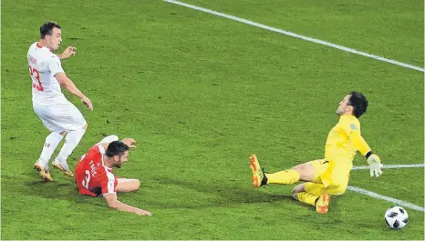  ?? FOTO: AFP ?? Xherdan Shaqiri (li.) schließt einen Konter in letzter Minute zum 2:1 für die Schweiz ab.