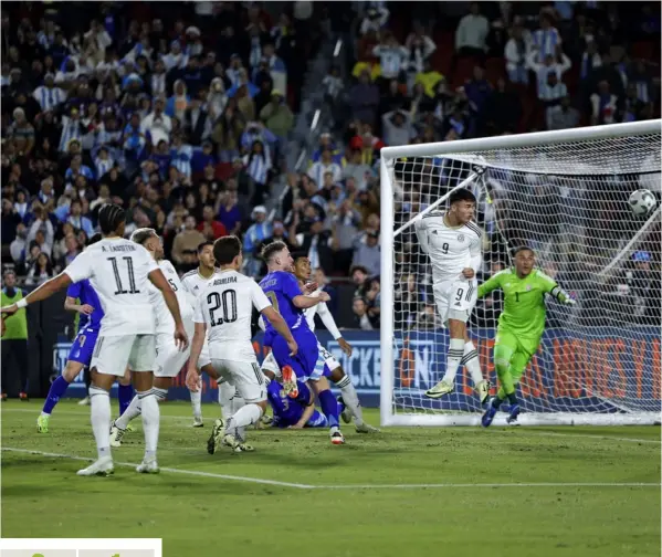  ?? ?? Keylor Navas y Manfred Ugalde rechazan un balón ante un ataque de Argentina. Ambos jugadores fueron figuras de la Selección de Costa Rica en el duelo ante los campeones del mundo. AFP