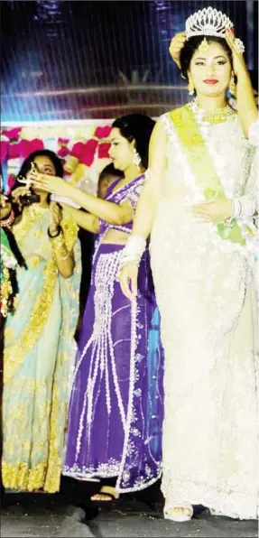  ??  ?? Dhanwantti­e Amisha Tajeshwar being crowned by S