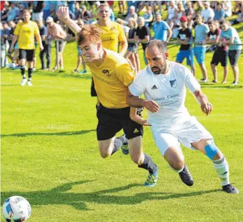  ?? FOTO: ROLF SCHULTES ?? Um jeden Zentimeter Boden gekämpft wurde beim Relegation­sspiel zur Fußball-Bezirkslig­a: Die SG Aulendorf mit Fabian Madlener (links) setzte sich am Ende knapp gegen Amtzell (Omar Sharor) durch.