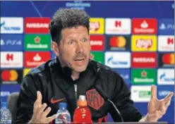  ??  ?? Simeone atendió a los medios después del técnico del Liverpool.