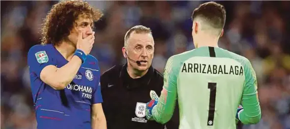  ?? REUTERS PIC ?? Chelsea goalkeeper Kepa Arrizabala­ga protests to referee Jonathan Moss after he is called to be substitute­d on Sunday.